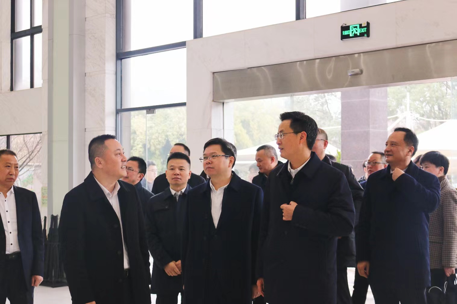嘉兴市委书记陈伟一行莅临人生就是博凯龙电气调研指导